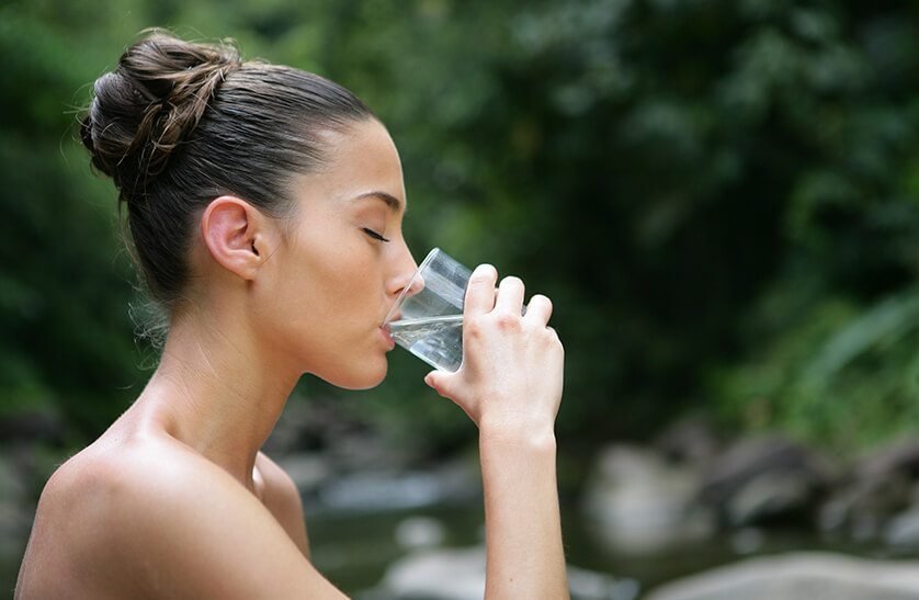 Su içmenin sayısız faydasından biri de bağırsakları düzenleyici rolüdür.