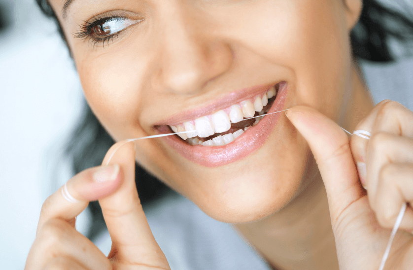 Diş ipi kullanımı, dişlerin arasındaki plakları ve yiyecek artıklarını temizleyerek diş eti hastalıklarının oluşumunu önlemeye yardımcı olur.