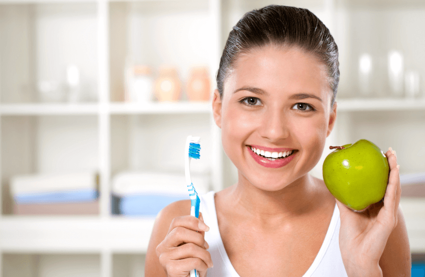 Düzenli olarak uygulandığında, elma sirkesi dişlerinizdeki sararmayı azaltabilir ve doğal beyazlığı ortaya çıkarabilir.
