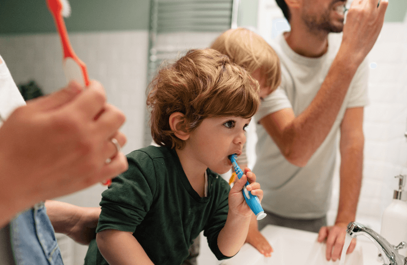 Kendi diş hijyenimize özen göstermeli ve çocuklarımıza düzenli diş fırçalama, diş ipi kullanımı ve sağlıklı beslenme konusunda motivasyon sağlamalıyız.